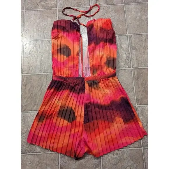 NWT Pretty Little Thing SZ 8 Women's Plunge Neckline Romper shorts 1pc F5 - Picture 3 of 3